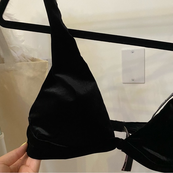 [SOLD] VICTORIA’S SECRET black velvet bralette (M) - Picture 2 of 4